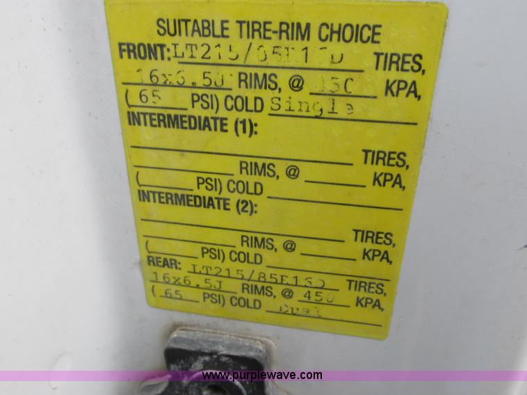 image for item L4131 2001 Chevrolet Silverado 3500 flatbed pickup truck