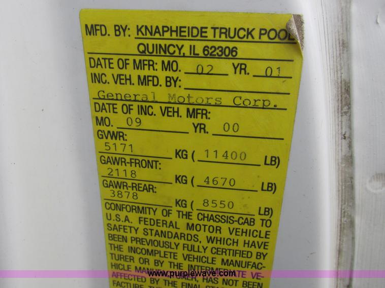 image for item L4131 2001 Chevrolet Silverado 3500 flatbed pickup truck