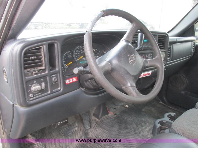 image for item L4131 2001 Chevrolet Silverado 3500 flatbed pickup truck