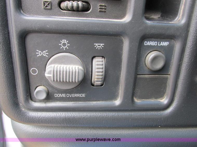 image for item L4131 2001 Chevrolet Silverado 3500 flatbed pickup truck