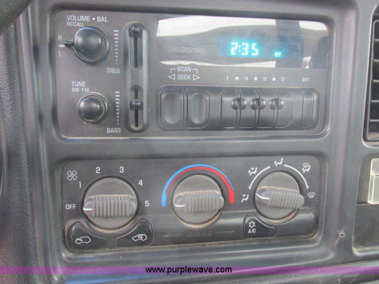 image for item L4131 2001 Chevrolet Silverado 3500 flatbed pickup truck