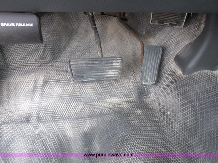 image for item L4131 2001 Chevrolet Silverado 3500 flatbed pickup truck