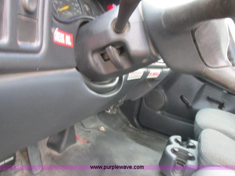 image for item L4131 2001 Chevrolet Silverado 3500 flatbed pickup truck