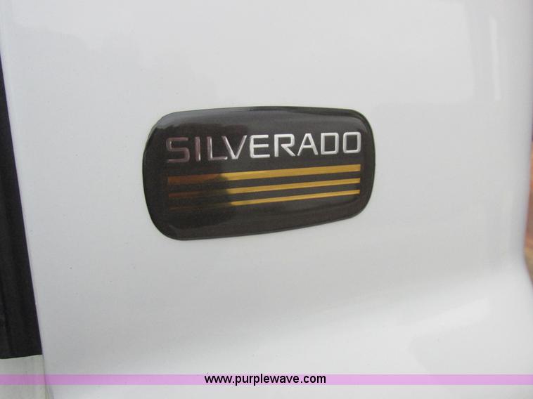 image for item L4131 2001 Chevrolet Silverado 3500 flatbed pickup truck