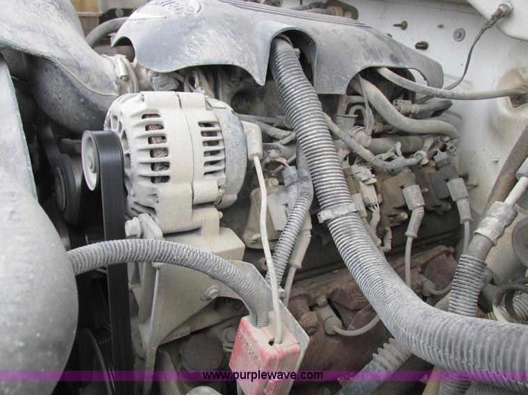 image for item L4131 2001 Chevrolet Silverado 3500 flatbed pickup truck