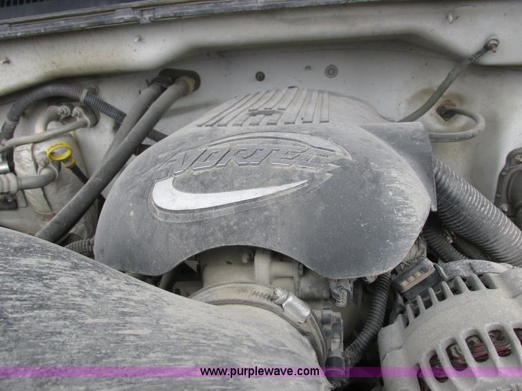 image for item L4131 2001 Chevrolet Silverado 3500 flatbed pickup truck