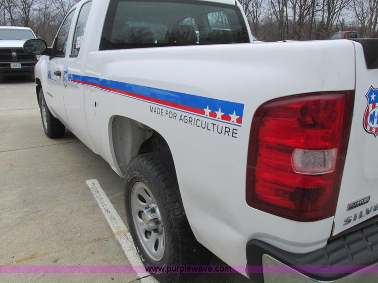 image for item L4237 2008 Chevrolet Silverado 1500 Ext. Cab pickup truck