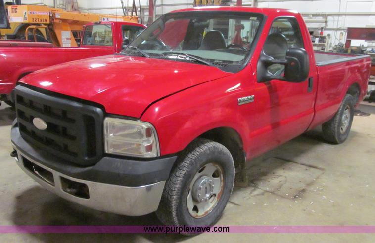 image for item L5512 2006 Ford F250 Super Duty XL pickup truck