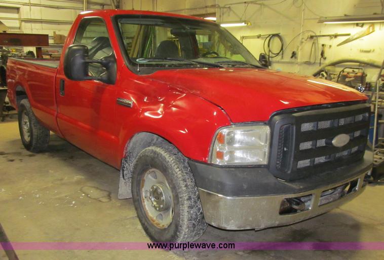 image for item L5512 2006 Ford F250 Super Duty XL pickup truck