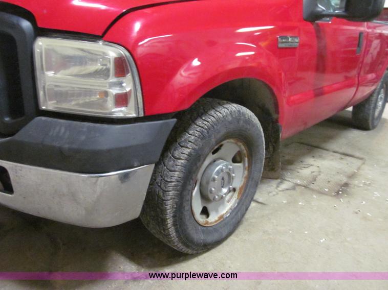 image for item L5512 2006 Ford F250 Super Duty XL pickup truck