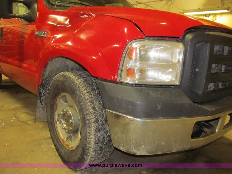 image for item L5512 2006 Ford F250 Super Duty XL pickup truck