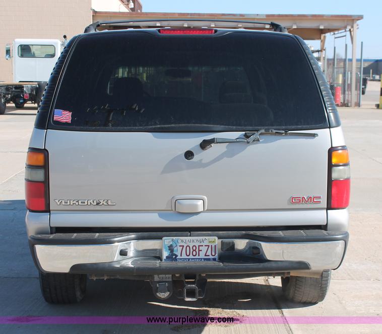 image for item L6754 2004 GMC Yukon XL 1500 SUV