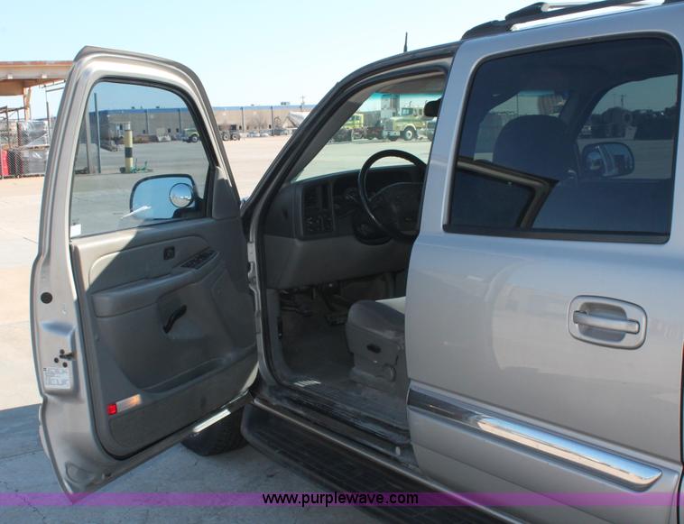 image for item L6754 2004 GMC Yukon XL 1500 SUV