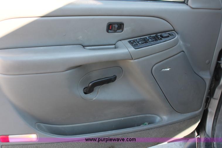 image for item L6754 2004 GMC Yukon XL 1500 SUV