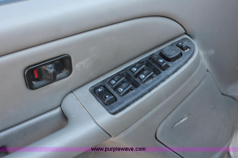 image for item L6754 2004 GMC Yukon XL 1500 SUV