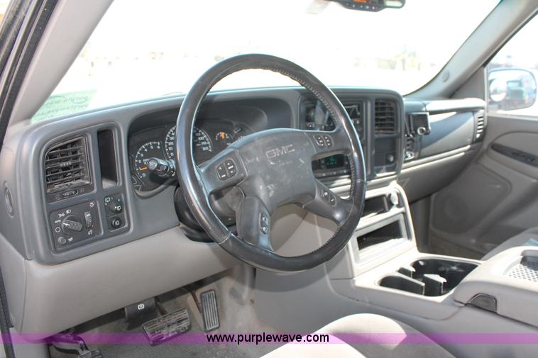 image for item L6754 2004 GMC Yukon XL 1500 SUV