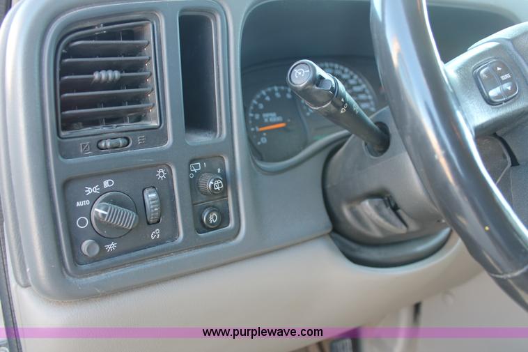 image for item L6754 2004 GMC Yukon XL 1500 SUV