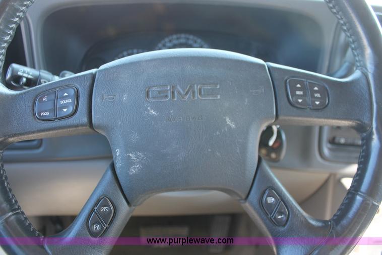image for item L6754 2004 GMC Yukon XL 1500 SUV