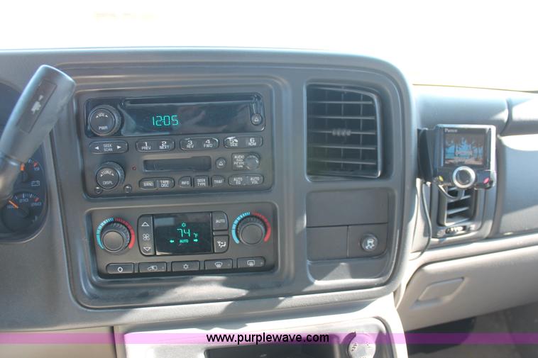 image for item L6754 2004 GMC Yukon XL 1500 SUV