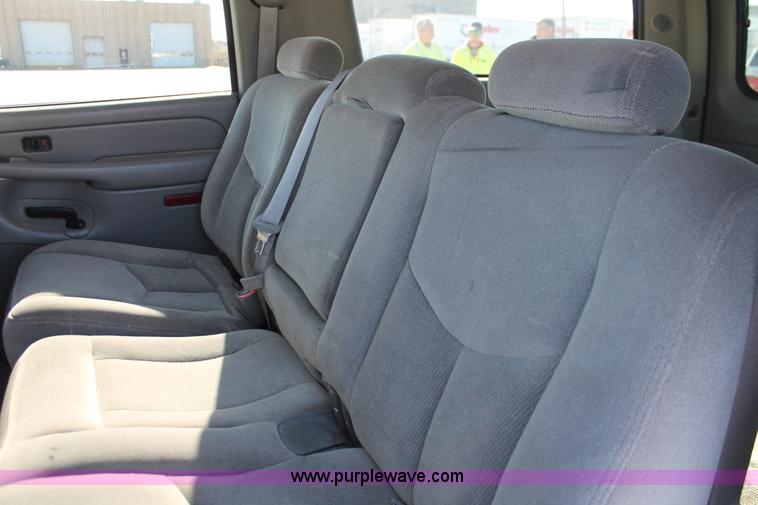 image for item L6754 2004 GMC Yukon XL 1500 SUV