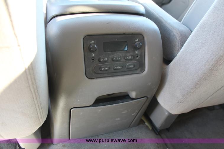 image for item L6754 2004 GMC Yukon XL 1500 SUV