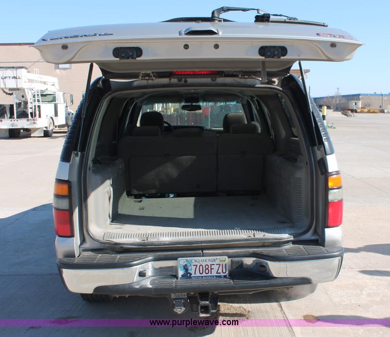 image for item L6754 2004 GMC Yukon XL 1500 SUV
