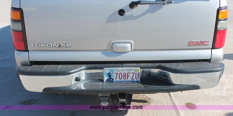 image for item L6754 2004 GMC Yukon XL 1500 SUV
