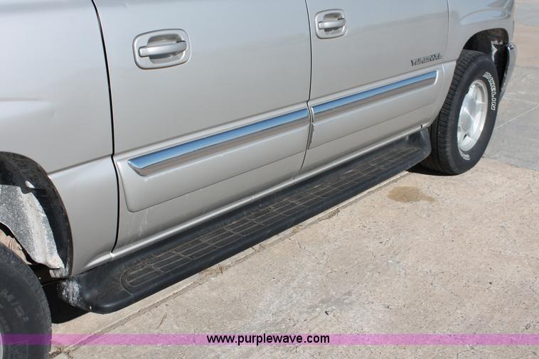 image for item L6754 2004 GMC Yukon XL 1500 SUV
