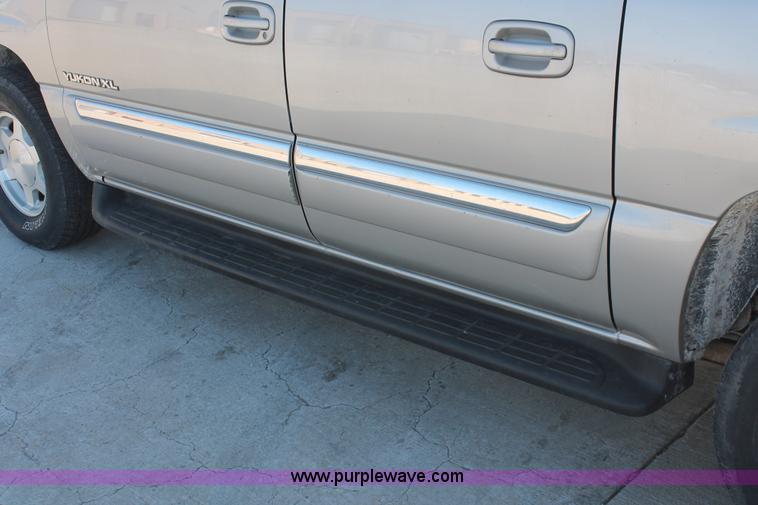 image for item L6754 2004 GMC Yukon XL 1500 SUV