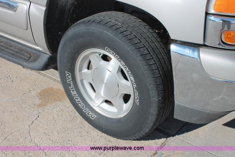 image for item L6754 2004 GMC Yukon XL 1500 SUV