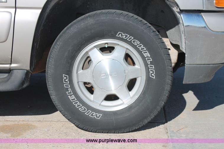 image for item L6754 2004 GMC Yukon XL 1500 SUV