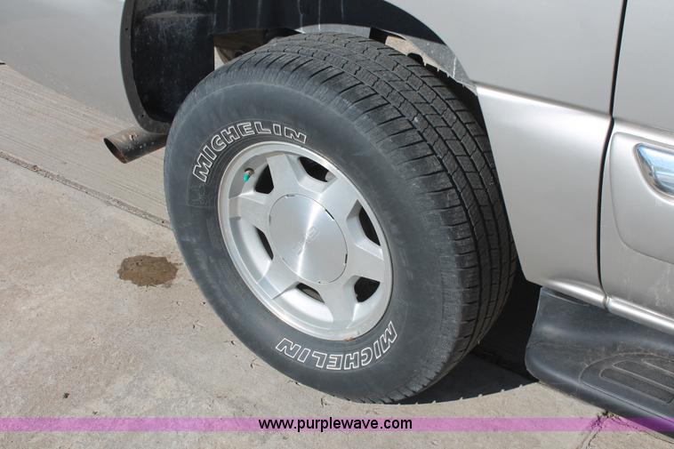 image for item L6754 2004 GMC Yukon XL 1500 SUV