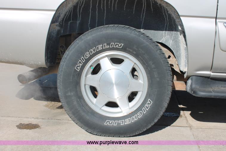 image for item L6754 2004 GMC Yukon XL 1500 SUV