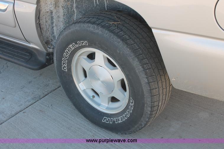 image for item L6754 2004 GMC Yukon XL 1500 SUV