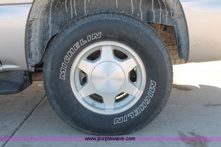 image for item L6754 2004 GMC Yukon XL 1500 SUV