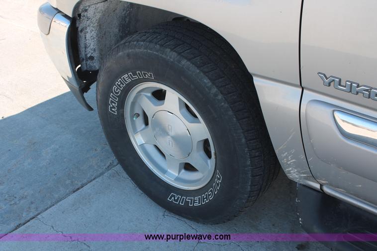 image for item L6754 2004 GMC Yukon XL 1500 SUV