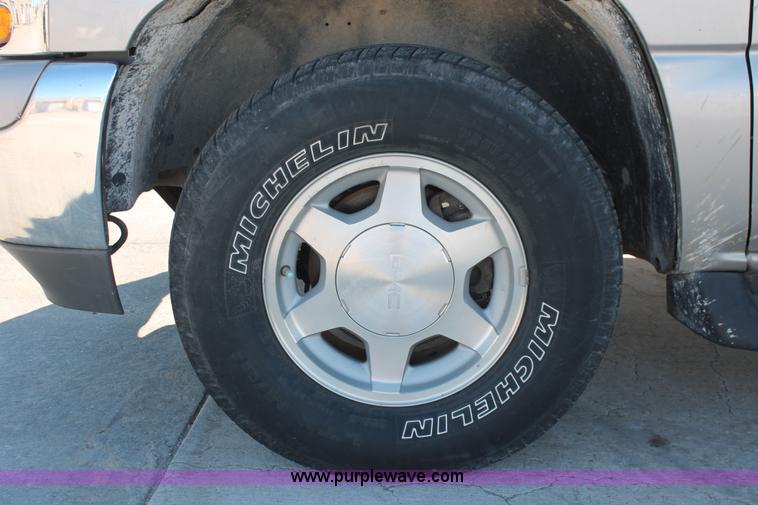 image for item L6754 2004 GMC Yukon XL 1500 SUV