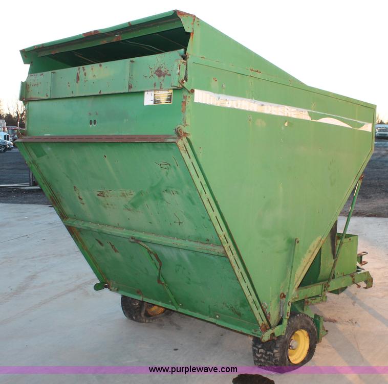 image for item L6756 John Deere 162 landscape vacuum