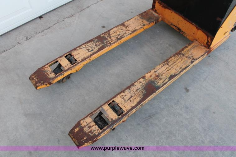 image for item L6761 Multiton WM30 electric pallet jack