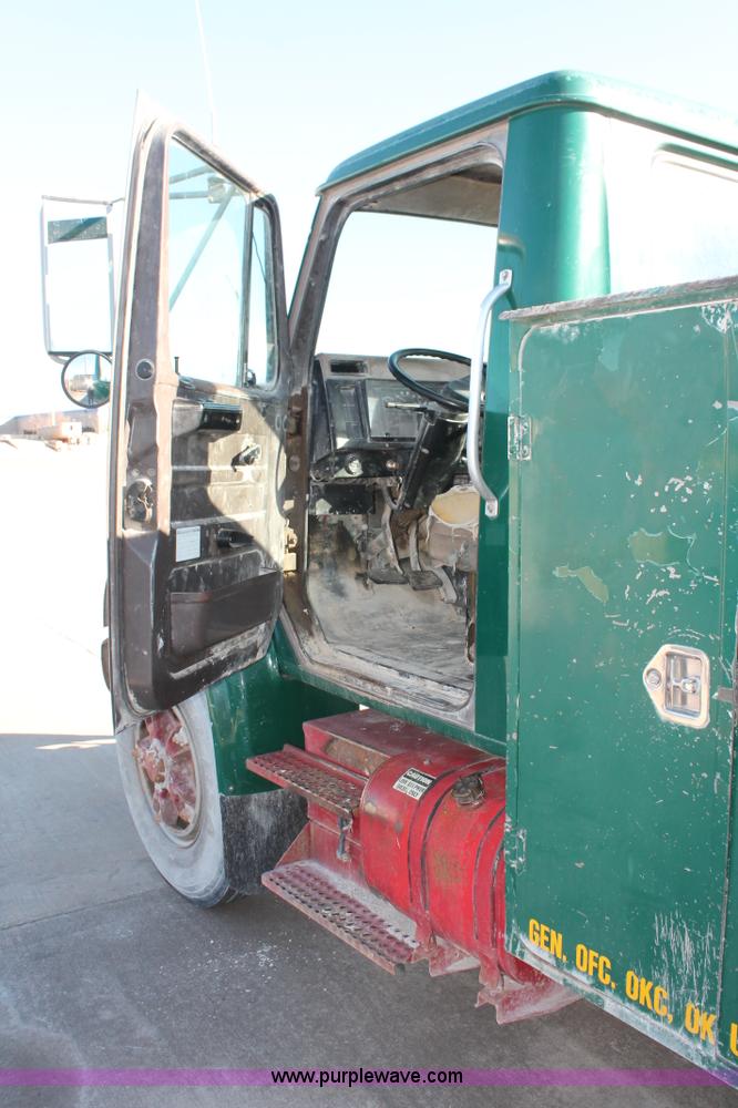 image for item L6772 1991 International 4900 service truck