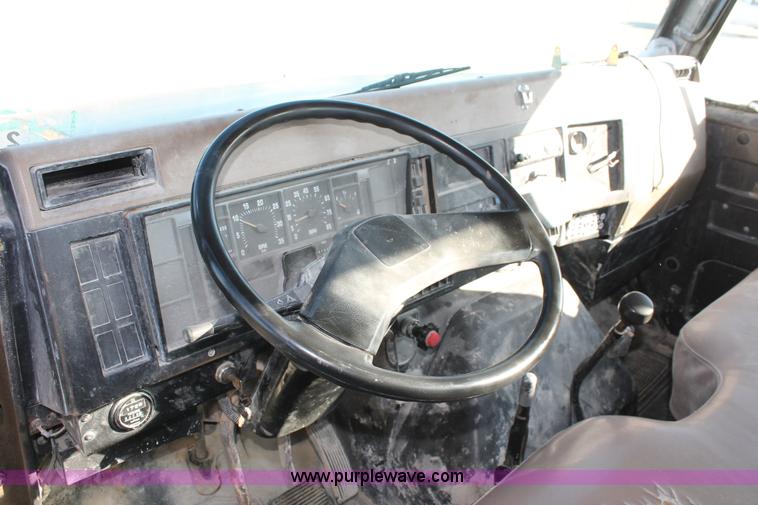 image for item L6772 1991 International 4900 service truck