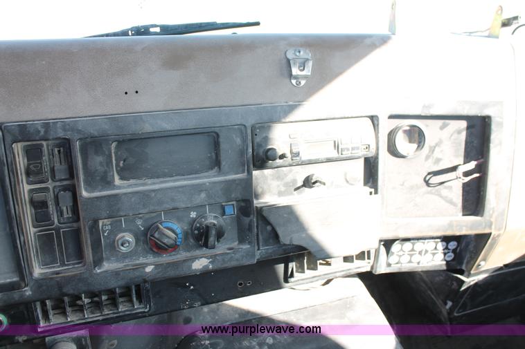 image for item L6772 1991 International 4900 service truck