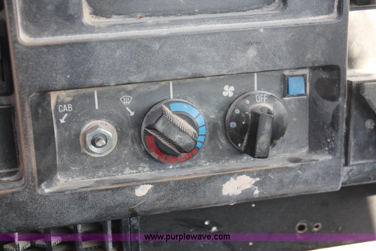 image for item L6772 1991 International 4900 service truck