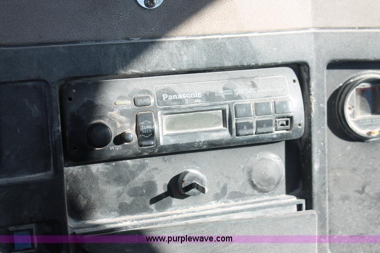 image for item L6772 1991 International 4900 service truck