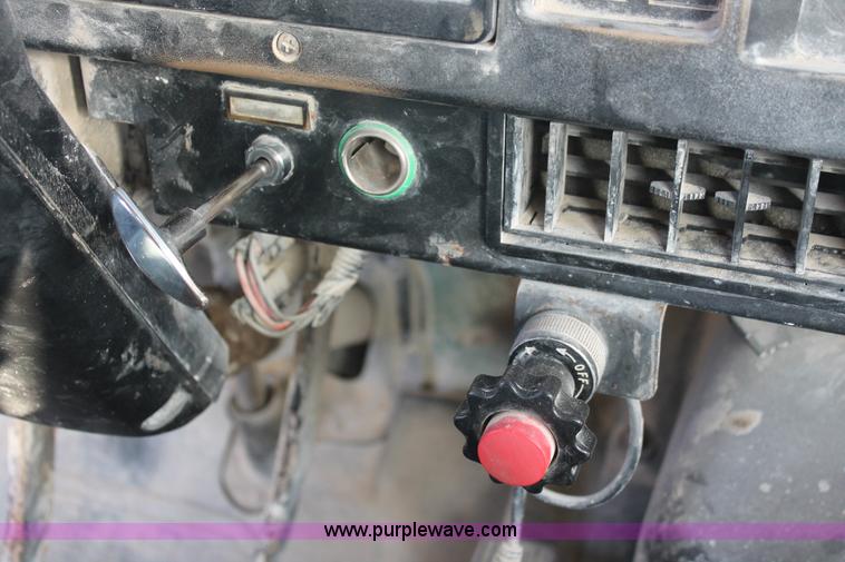 image for item L6772 1991 International 4900 service truck