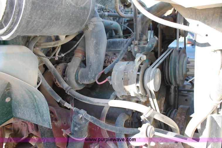 image for item L6772 1991 International 4900 service truck