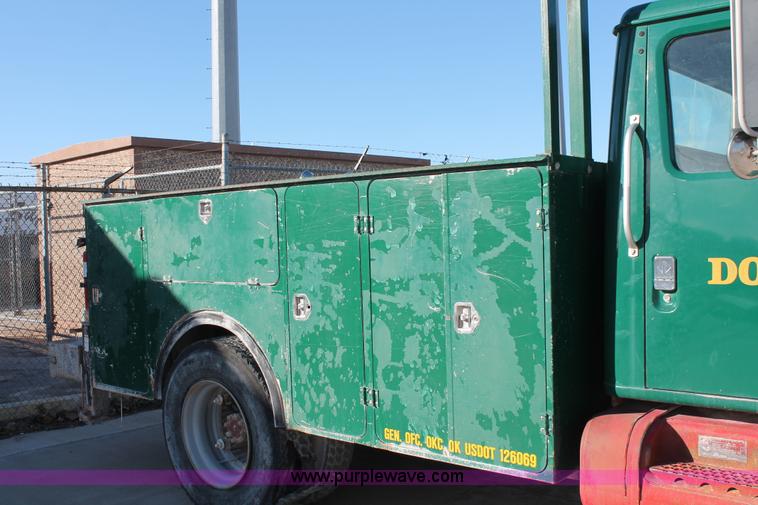 image for item L6772 1991 International 4900 service truck