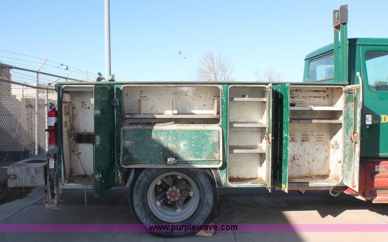 image for item L6772 1991 International 4900 service truck