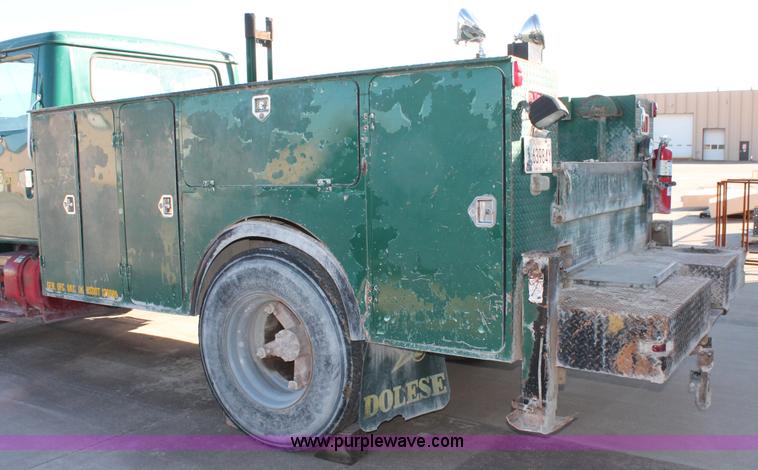 image for item L6772 1991 International 4900 service truck