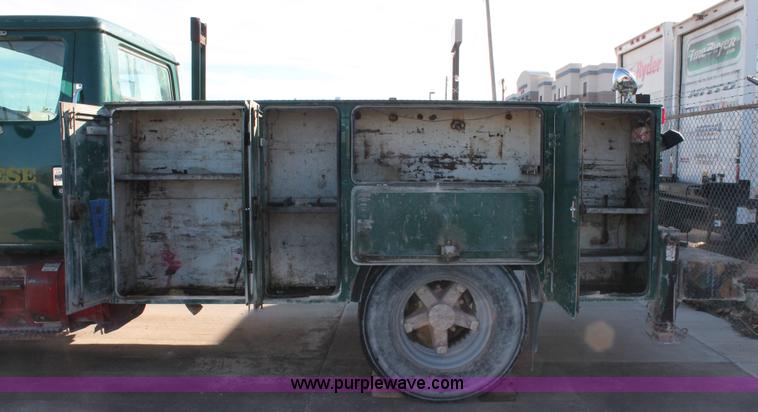 image for item L6772 1991 International 4900 service truck